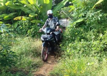 Ujang Setiawan Firdaus memacu motornya menuju rumah-rumah muridnya di Kabupaten Garut, Jawa Barat.