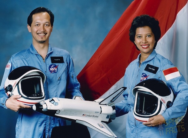 Pratiwi Sudarmono, Astronot Wanita Indonesia.