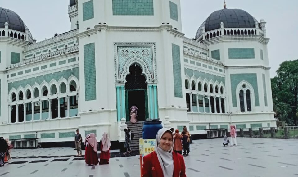 Pheby Mawaddah Situmorang Ketika Berkunjung Ke Masjid Al Mashun Medan