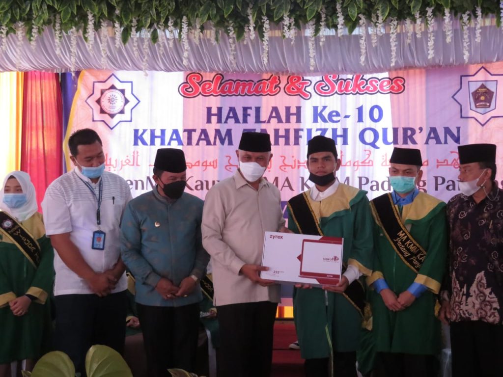 Hfiz Penyerahan Sertifikat Kelulusan Hafiz Qur'an Oleh Gubernur Sumatera Barat