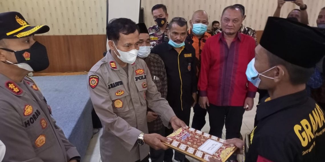 Penyerahan penghargaan kepada Kapolsek Kec Linggabayu (AKP J Nasution) dari Granat bukti keseriusanya dalam pemberantasan Narkoba