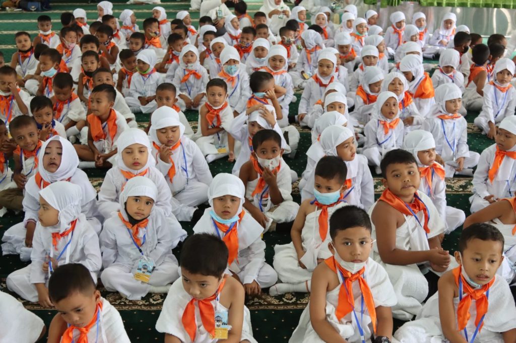 IMG-20220216-WA0017 Ket Fhoto : anak usia dini saat mengikuti bimbingan manasik haji di mesjid Agung Nur Ala Nur