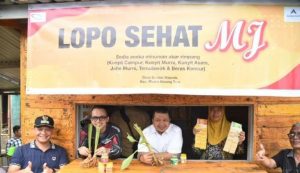 Bupati Dolly Tinjau Usaha Rumahan Di Batang Toru