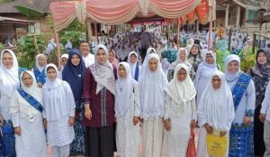 PKK Tapsel Bagi Sembako Ke Lansia