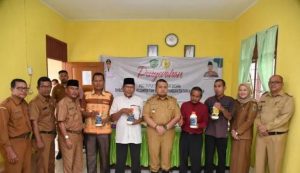 Bupati Tapsel Salurkan Bantuan Pupuk