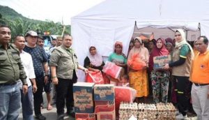 Bupati dan TP PKK Tapsel Turun Ke Lokasi Banjir