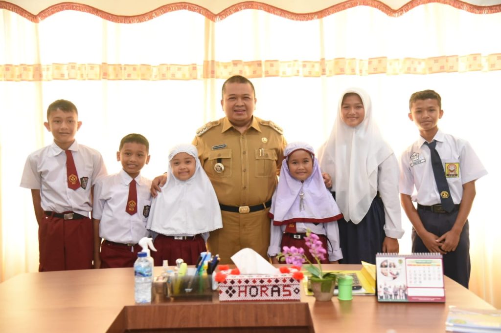 Bupati Tapsel Lepas Enam Siswa Tapsel