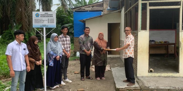 Tim PKM Politeknik Negeri Medan Menyerahkan Bangunan Renovasi Kamar Mandi Milik TK Swasta Mutiara Bangsa/Ist