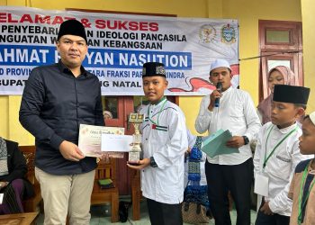 Penyerahan Hadiah Oleh Rahmat Rayyan Nasution (Anggota DPRD SUMUT) pada acara Gema Ramadhan 1445 H